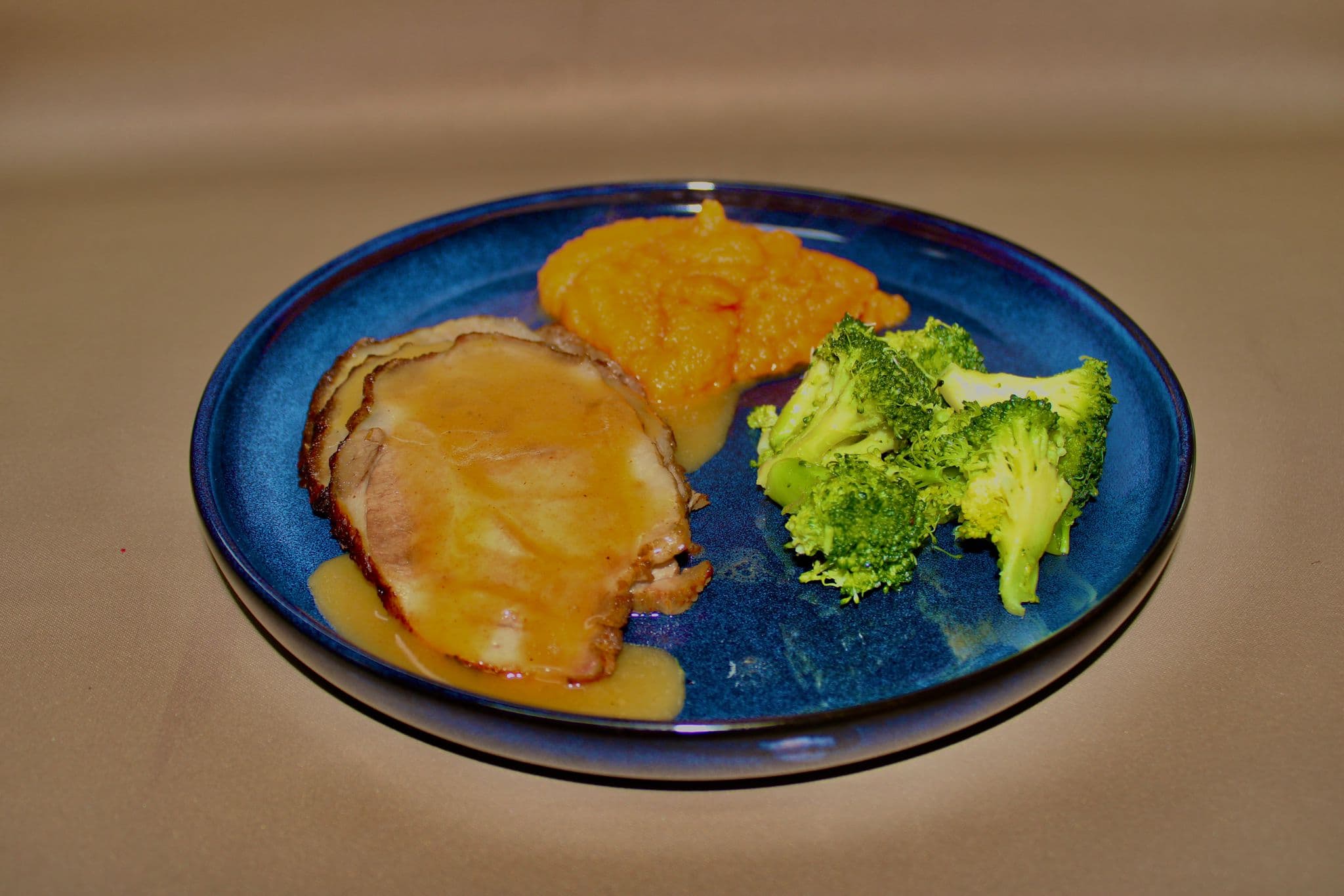 Lombo de porco com brócolos e puré de batata-doce