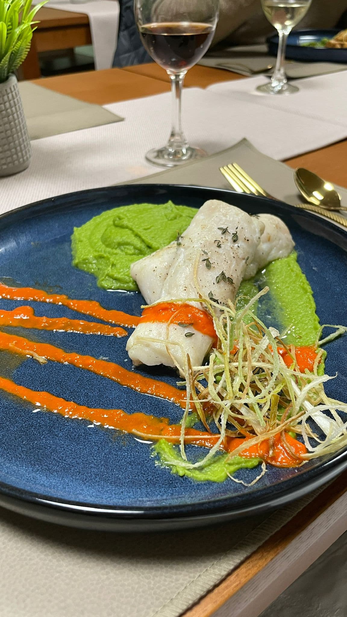 Pescada no forno com puré de ervilhas e emulsão de pimento